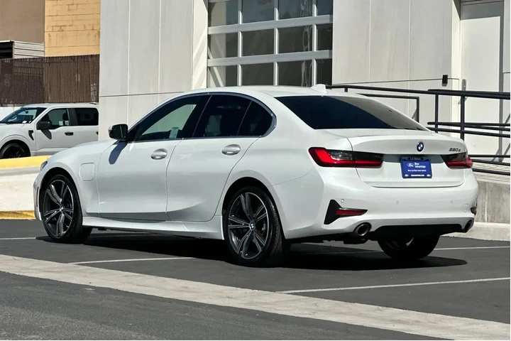 $28400 : BMW 3 Series 2021 330e 4dr S image 5