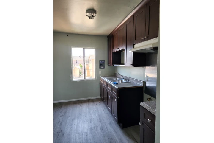 $1999 : Los Angeles- 80th St/ Vermont image 3