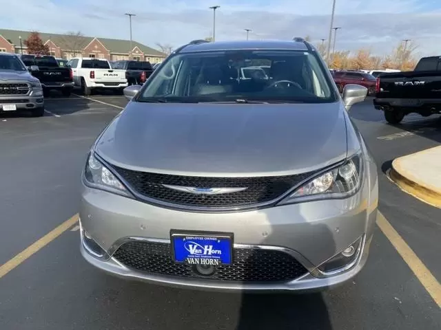 $15840 : Pre-Owned 2017 Pacifica Touri image 5