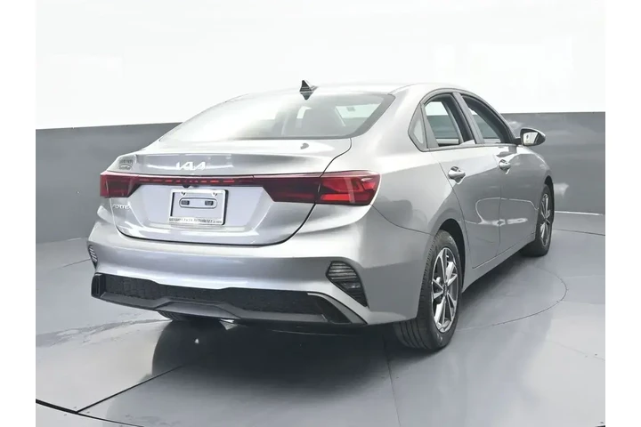 $16917 : Kia Forte 2022 FE 4dr Sedan image 5
