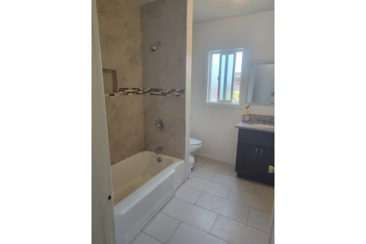 $1500 : CASITA  EN HUNTINGTON PARK image 4