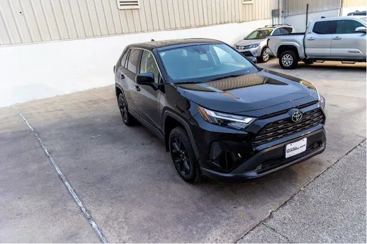 $27960 : Toyota RAV4 2025 LE 4dr SUV image 4