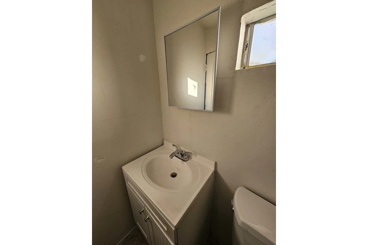 $1000 : Studio apartment for rent image 1