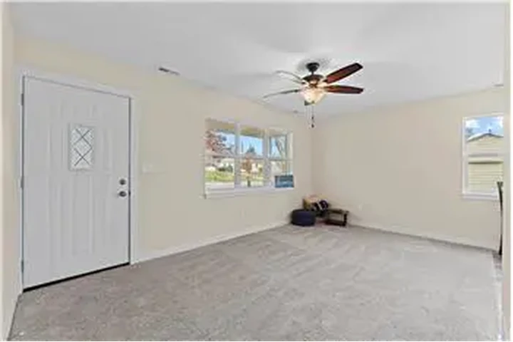 $700 : Rental property with 2 bedro image 3