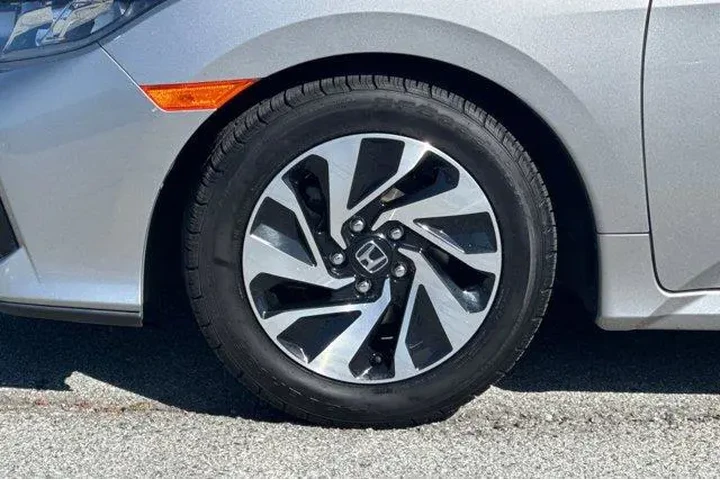 $18998 : Honda Civic 2018 LX 4dr Hatc image 9