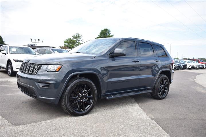 2018 Grand Cherokee Altitude image 1