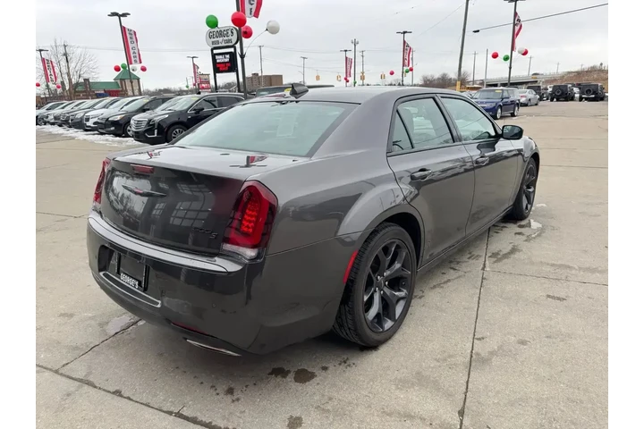 $28991 : Chrysler 300 2023 S V6 4dr S image 5