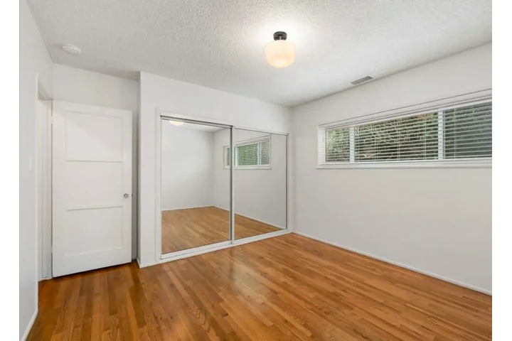 $2455 : 3 Bedroom in Vermont Ave, LA image 7