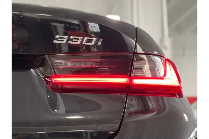 $23500 : 2021 3 Series 330i image 10