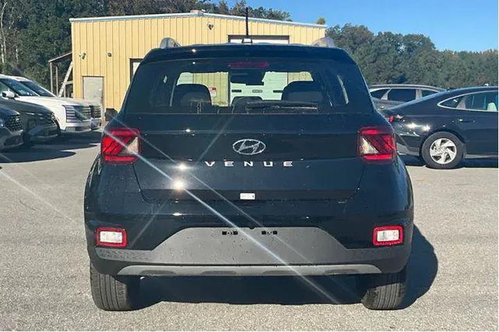 $23311 : Hyundai VENUE 2026 SEL 4dr C image 4