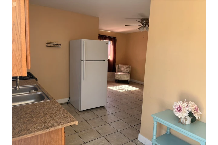 $1500 : Se Renta estudio en Montebello image 1