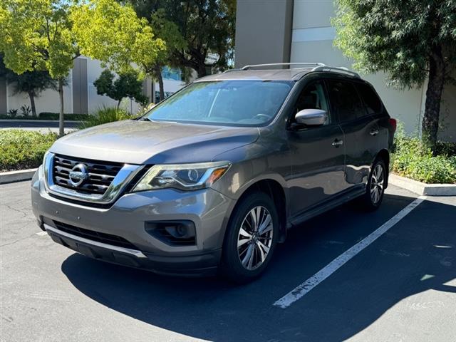 2017 Pathfinder Platinum 2WD image 2