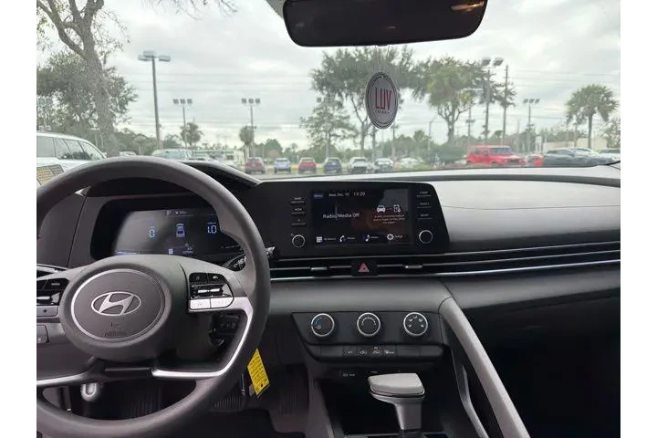 $19899 : Hyundai ELANTRA 2024 SE 4dr image 9