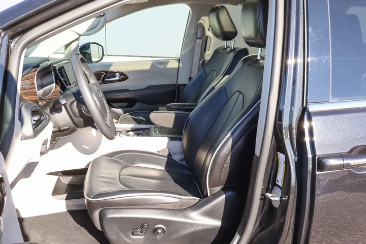 $27988 : 2023 Pacifica Hybrid Limited image 7