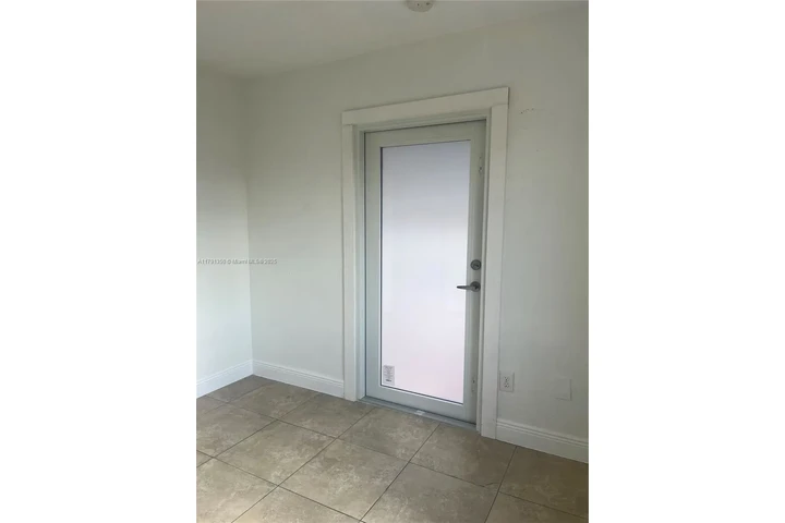 $1800 : ALQUILO EFFICIENCY CERCA A FIU image 3