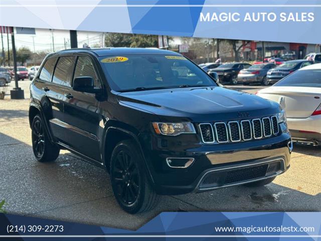 $20499 : 2019 Grand Cherokee Laredo image 1