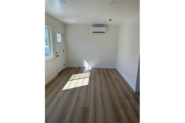 $850 : Cozy home image 3