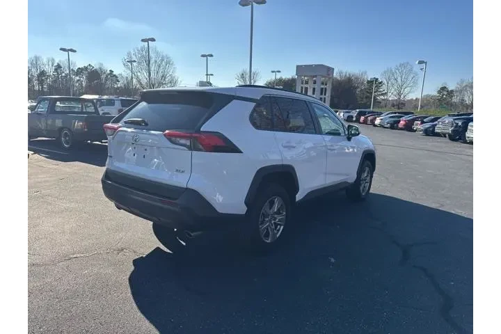 $26402 : Toyota RAV4 2024 XLE 4dr SUV image 3