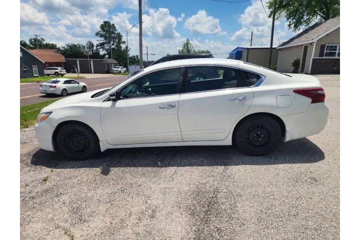 $7500 : 2018 Altima 2.5 SL image 9