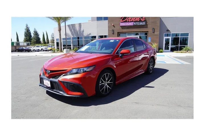 $26984 : 2023 Camry SE Sedan 4D image 2