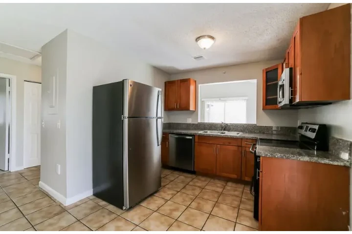 $2457 : 3 bed in Miami Florida image 6