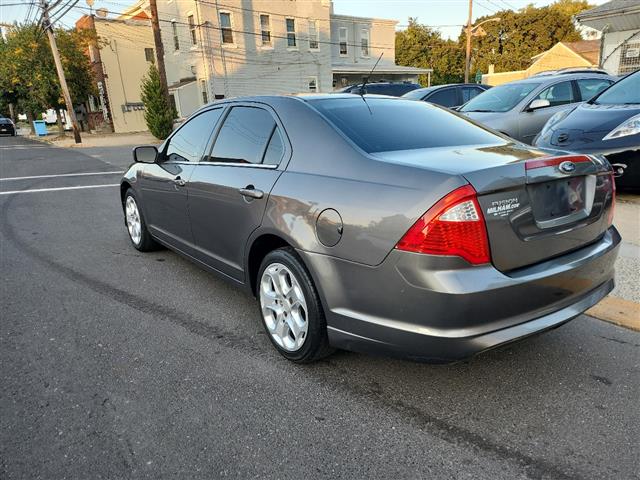 2010 Fusion 4dr Sdn SE FWD image 3