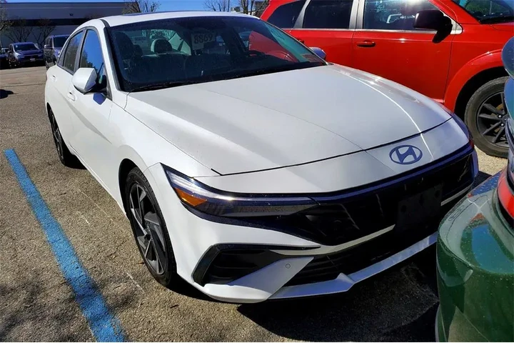 $22027 : Hyundai ELANTRA 2024 Limited image 1