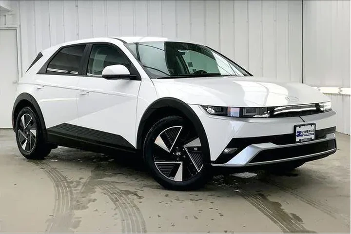 $33990 : Hyundai IONIQ 5 2025 SE 4dr image 1