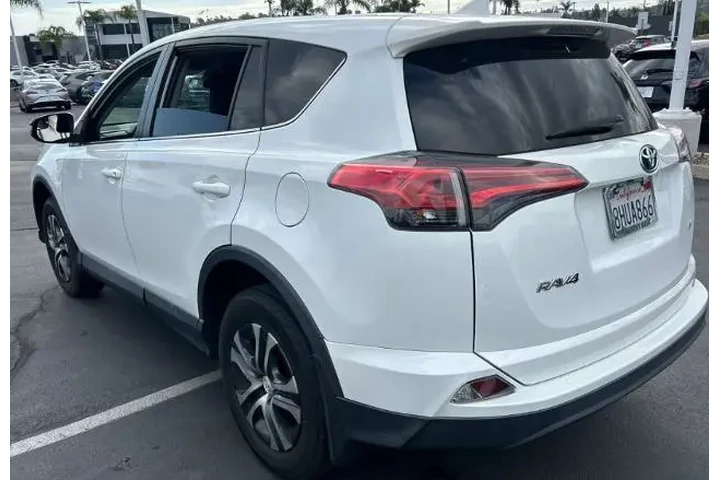 $21800 : Toyota RAV4 2018 LE 4dr SUV image 4