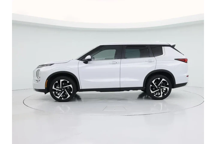 $25998 : Mitsubishi Outlander 2023 SE image 3