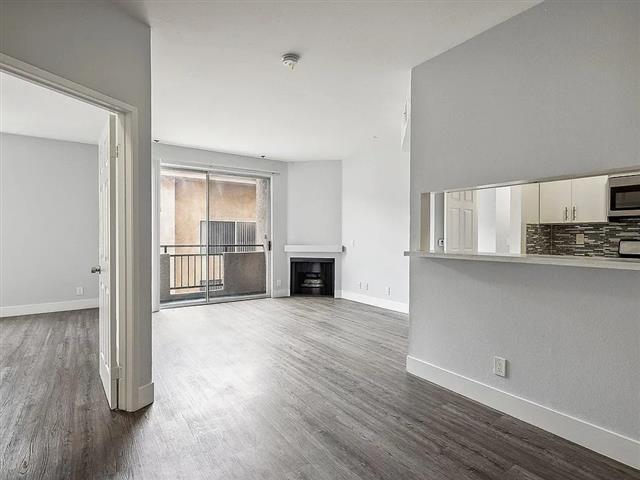 $1400 : 2 BED 2 BATH image 3