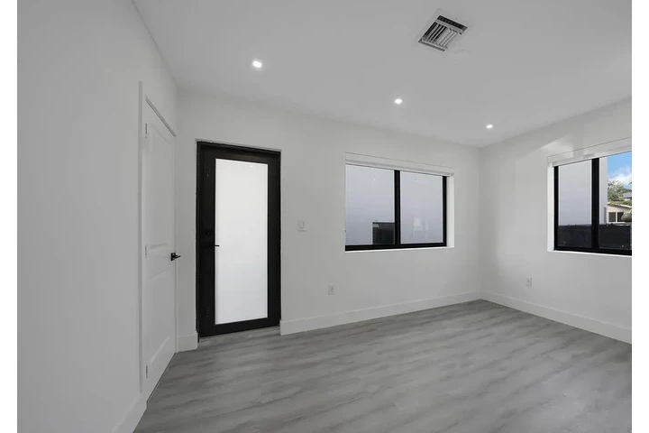 $1050 : kitchen Beautifully Updated image 5