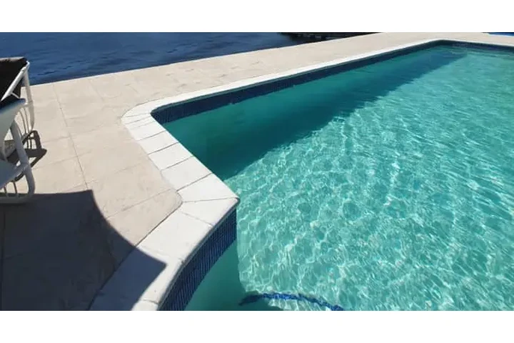 Piscinas y Jacuzzis image 1