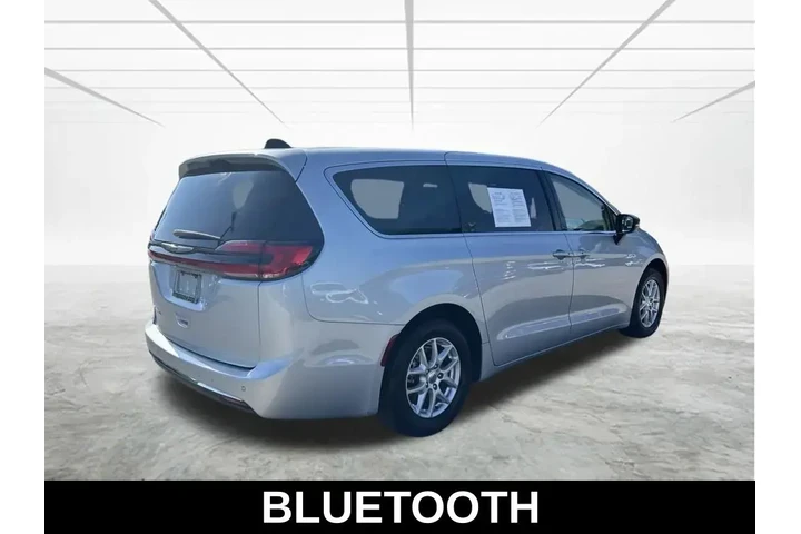 $21960 : Chrysler Pacifica 2024 Touri image 5