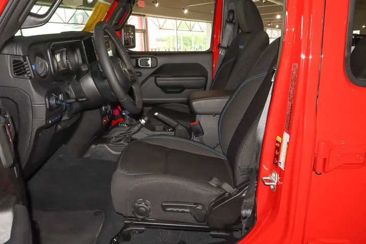 $37988 : 2025 Wrangler 4xe Rubicon 4x4 image 7