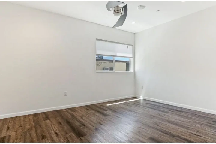 $1900 : 2-BED 2BATH APT IN CENTRAL LA image 7