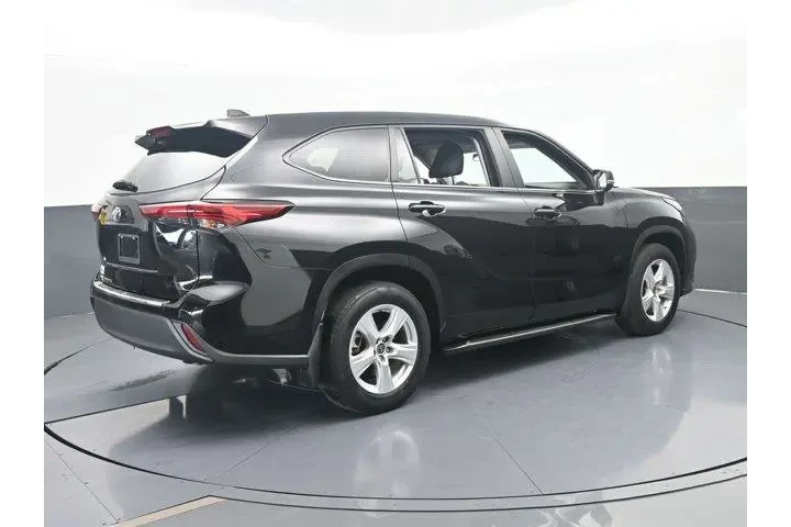 $30991 : Toyota Highlander 2023 L 4dr image 6