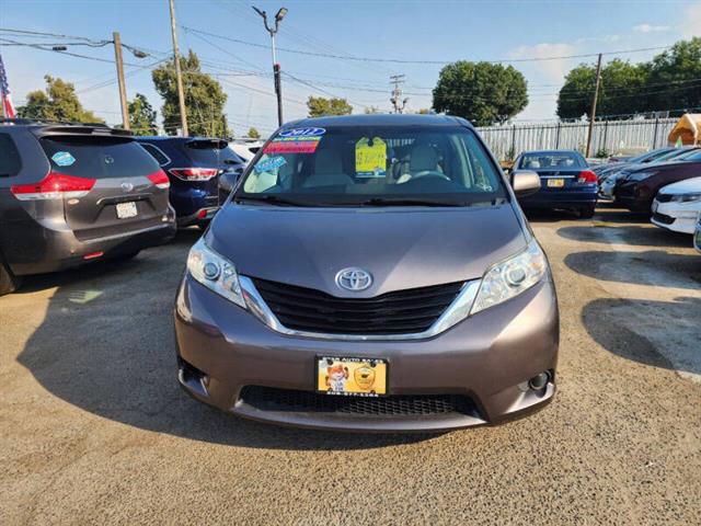 $10999 : 2012 Sienna LE 8-Passenger image 3