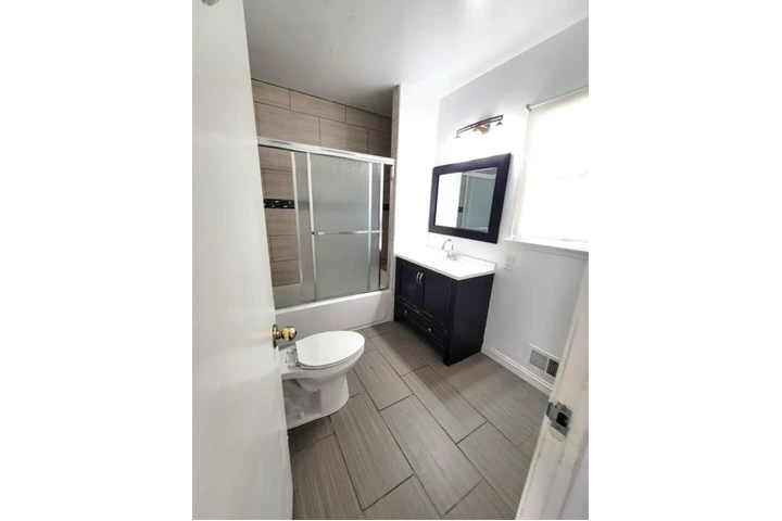 $2500 : 3 Bedroom Home In Koreatown image 10