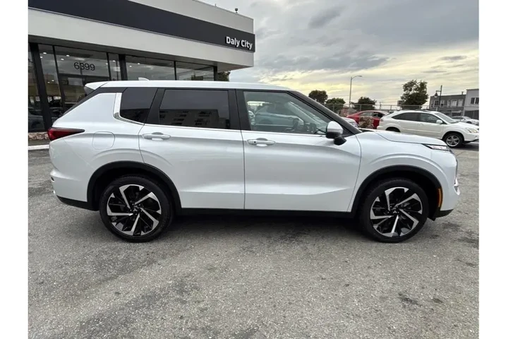$28830 : Mitsubishi Outlander 2024 SE image 9
