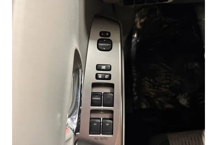 $10981 : Toyota Prius v 2015 Two 4dr image 7