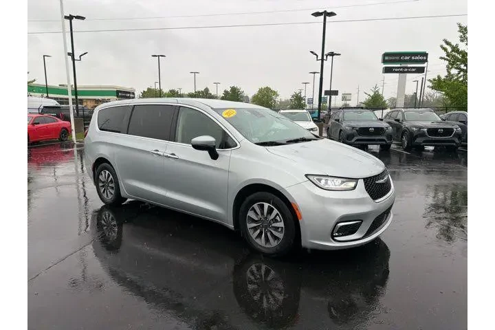 $27980 : Chrysler Pacifica Plug-In Hy image 2