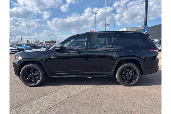 $30999 : 2022 Grand Cherokee L Limited image 8