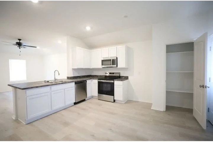 $1600 : Rent image 9