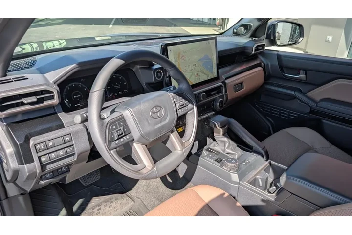 $61899 : Gold Certified2025 4Runner Li image 3