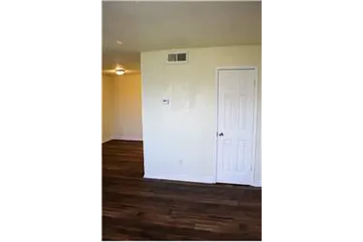 $775 : Rental property with 2 bedro image 5