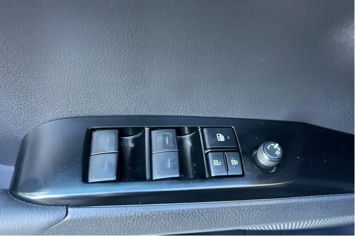 Toyota Camry 2025 LE 4dr Sed image 10