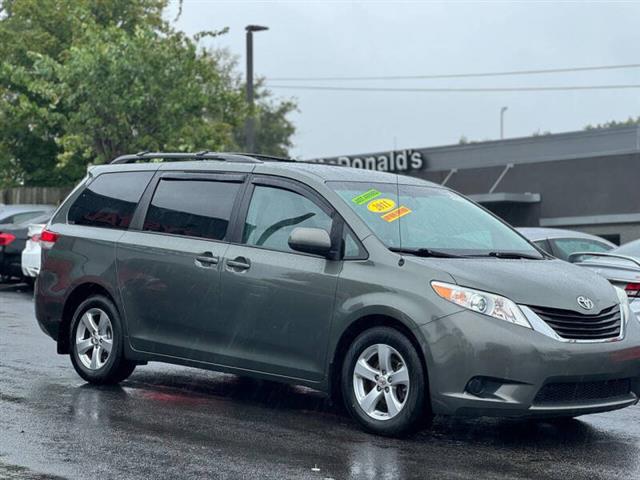 $11995 : 2011 Sienna LE 8-Passenger image 4