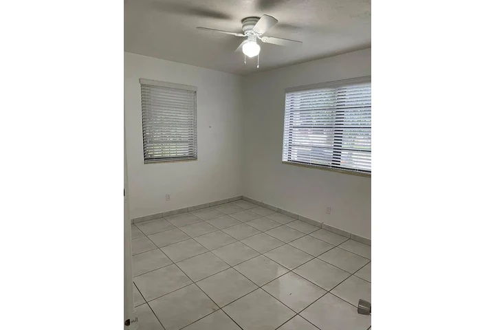 $800 : Beautiful Home...Hialeah, FL image 4