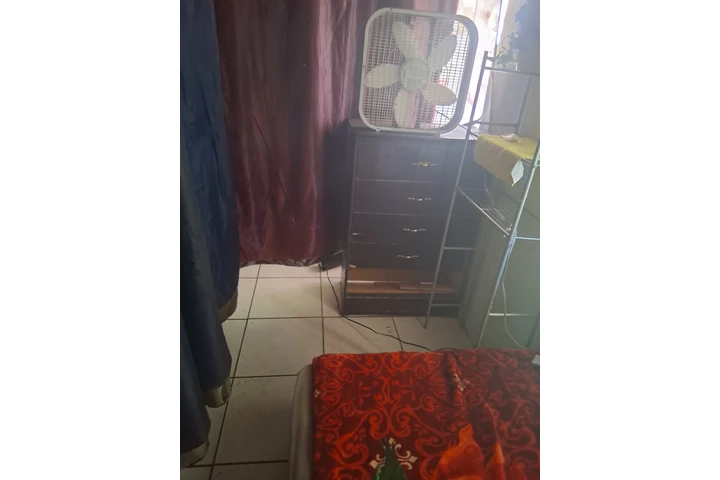 $475 : SE COMPARTE  ESPACIO EN SALA. image 1